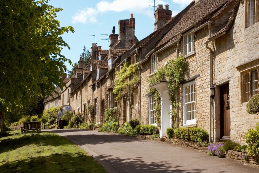 From London: Oxford and Cotswolds Villages Day Trip - Finding the coach behind Victoria Station