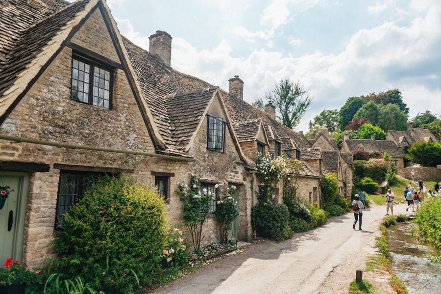From London: Small Group Cotswolds Villages Tour - The guides make the long day easier