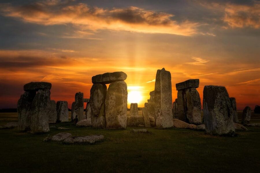 From London: Stonehenge Day Trip with Audioguide - Arriving at the Stone Circle
