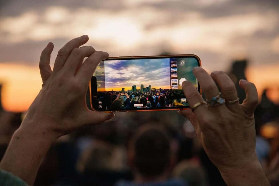From London: Stonehenge Summer Solstice Sunrise Tour - Watching the sun rise over the stones