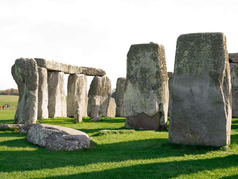 From London: Stonehenge & Windsor Castle Tour with Tickets - Guides who add shape to a long day