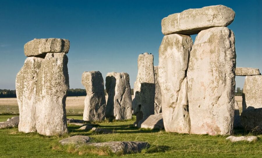 From London: Windsor Castle and Stonehenge Day Trip - The guides make the fixed schedule easier