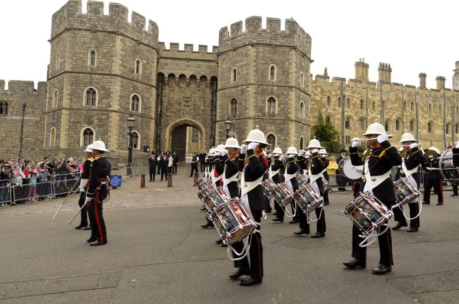 From London: Windsor, Stonehenge, & Salisbury Cathedral Trip - Why the guide and bus matter