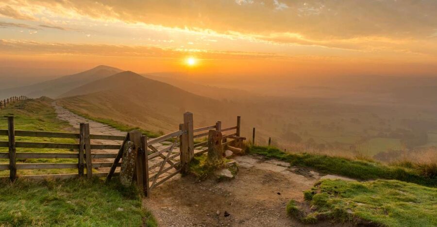 From Manchester: Derbyshire and Peak District Day Trip - Bakewell, pudding, tart, and wandering time