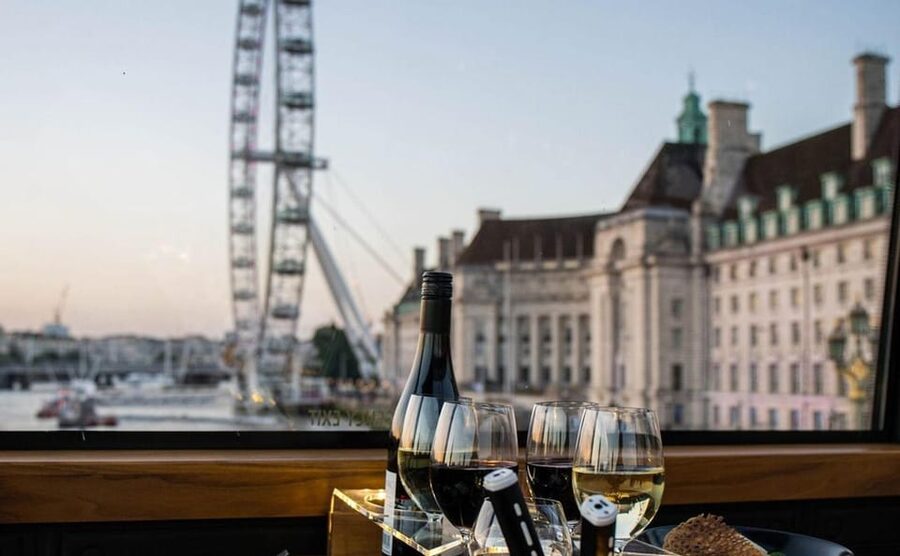 Gastronomic 6-course fine-dining dinner on Luxury London Bus - A six-course dinner with London moving outside