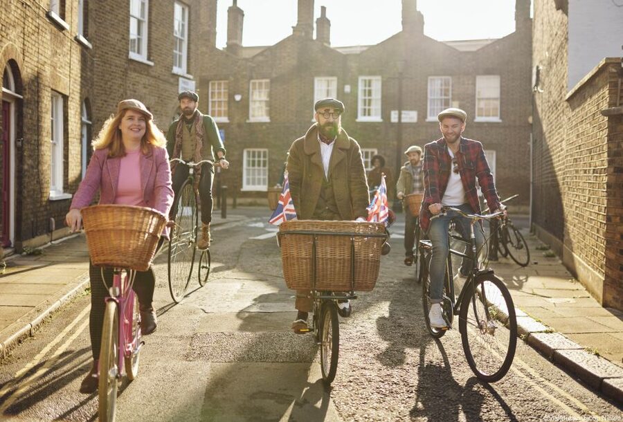 Gin Safari: Boozy London History on Two Wheels - Leake Street Arches and the spray-paint stop