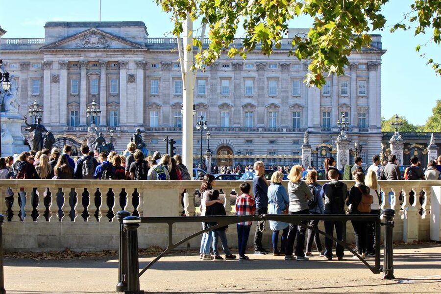 Grand London Half-Day Bicycle Tour - The guides: history with a theatrical streak