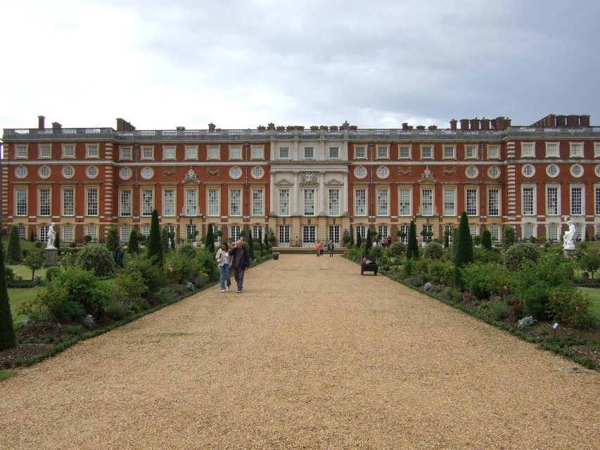Hampton Court Palace Private tour With Fast Track Entry - William III, Mary II, and Christopher Wren’s baroque palace