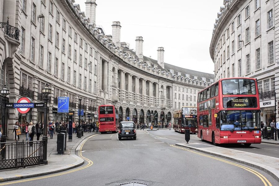 Harry Potter Private Tour of London in Spanish - Piccadilly Circus, Trafalgar Square, and the London film setting