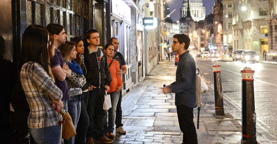 Historic pub tour with Brazilian guide (in Portuguese) - What happens between the pub doors