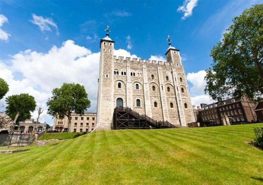 Hop on Hop off London Bus Tour & Tower of London - A realistic one-day plan