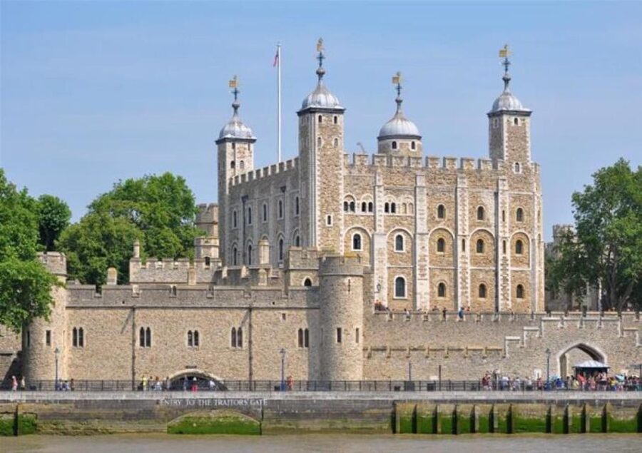 Hop on Hop off London Bus Tour & Tower of London - Big Ben, Buckingham Palace, and the central sights