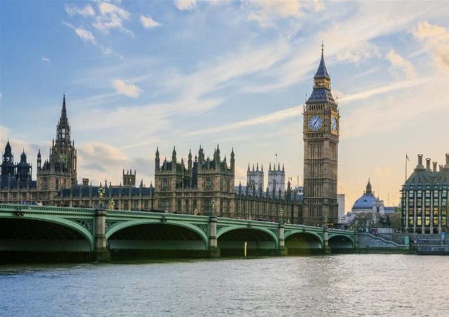 Hop-on Hop-off London Bus Tour & Westminster Abbey - Riding the red and blue routes around London