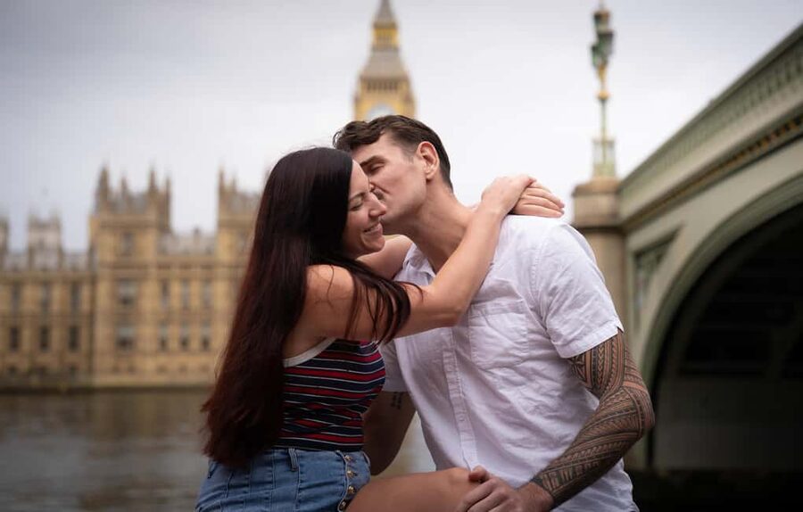 Iconic London Portraits Tour with Expert Local Photographer - Posing help for people who feel awkward