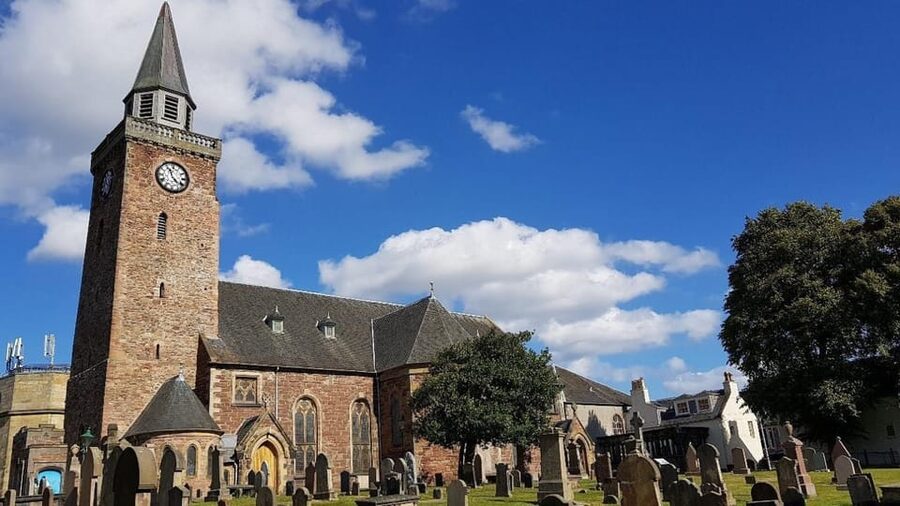 Inverness: City Walking Tour & Exploration Game - App language and practical preparation