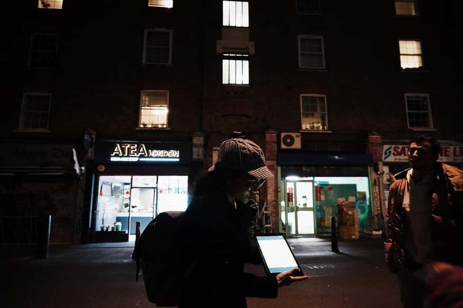 Jack The Ripper Tour: Interactive Tour London - Listening to a Ripperologist guide