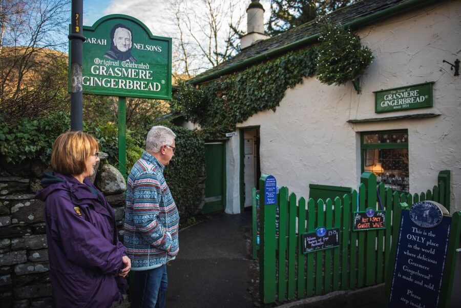 Lake District: Six Lakes Morning Tour from Windermere - The mini-coach and the guide commentary