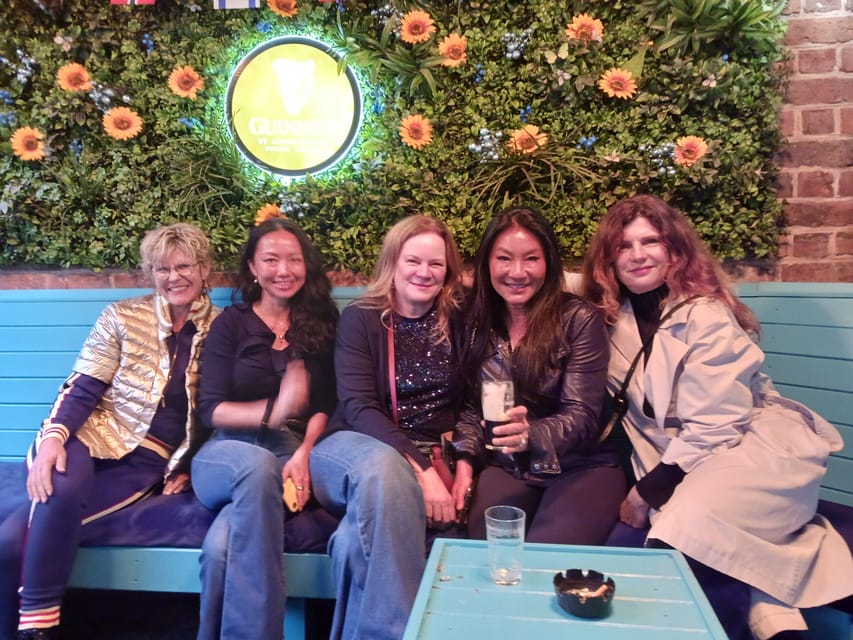 Liverpool: Guided Pub Crawl Tour with 3 Drinks - China Town in a quick city-center sequence