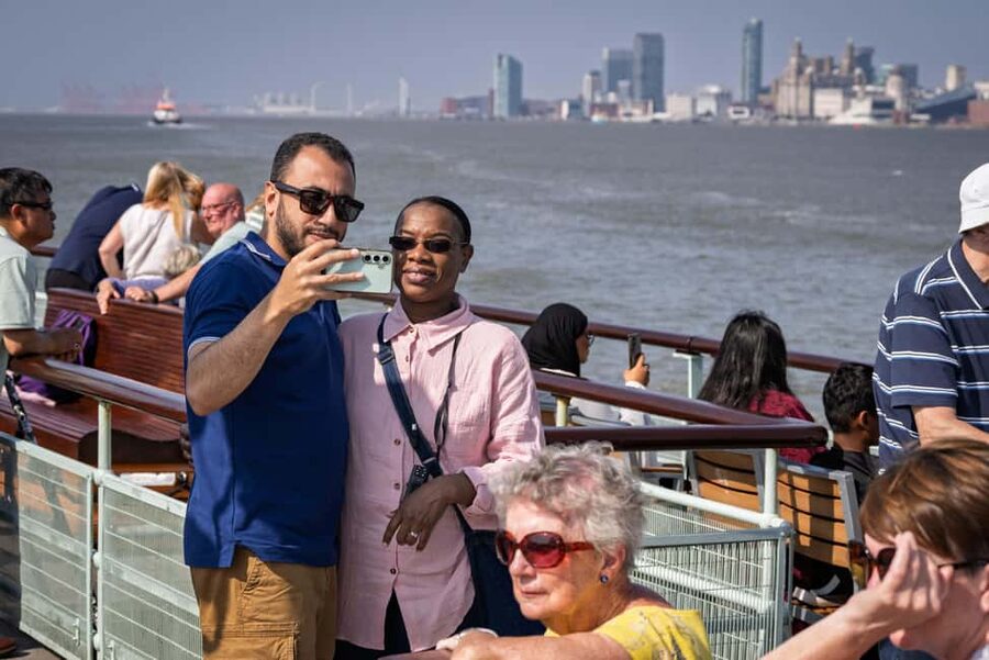 Liverpool: Sightseeing River Cruise on the Mersey River - What the price gives you