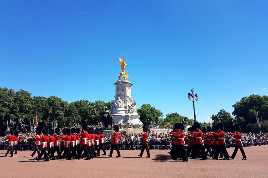 London: 30 London Sights Guided Walking Tour - Trafalgar Square and the royal route south