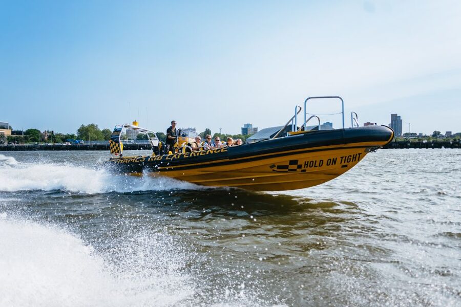 London: 45-Minute Speedboat Sightseeing Tour - Twenty minutes of speed toward Canary Wharf