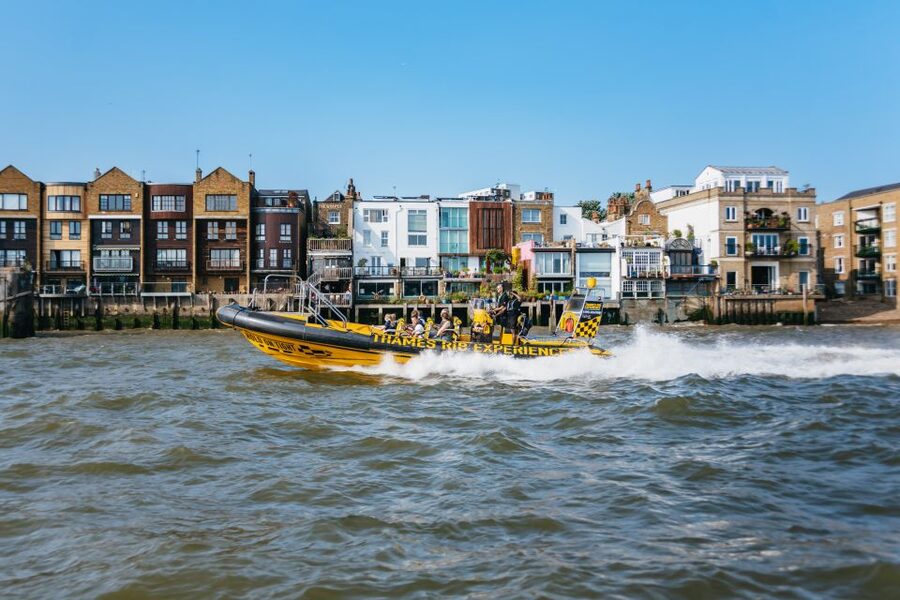 London: 45-Minute Speedboat Sightseeing Tour - The crew and commentary