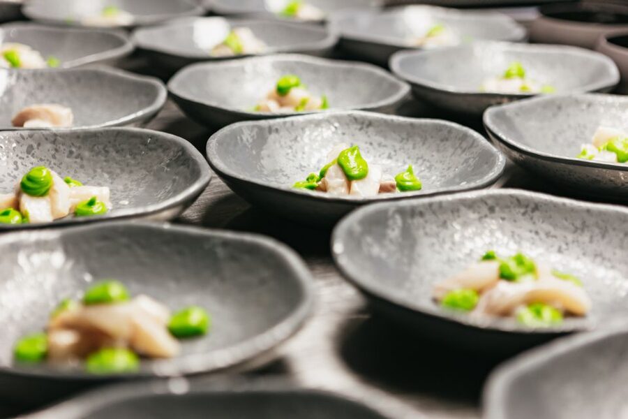 London: 6-Course Gourmet Dinner on a Luxury Coach - A six-course dinner with London moving outside