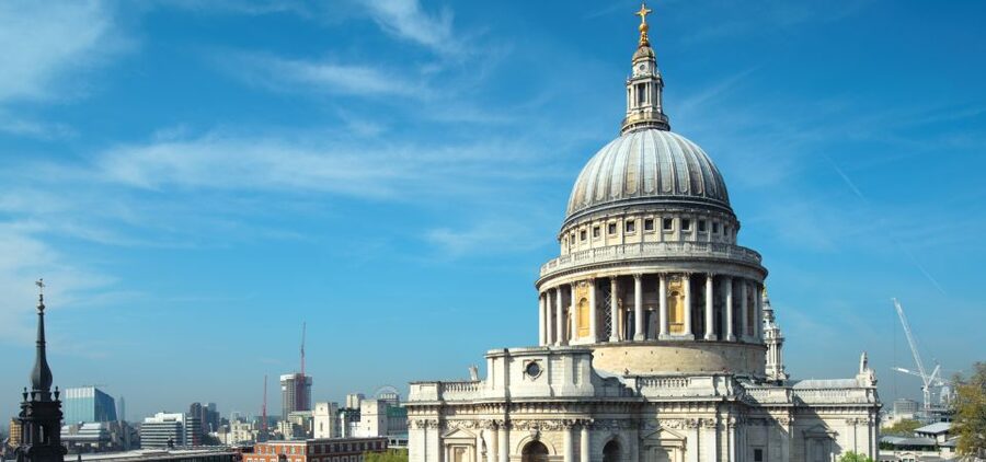London: App-Based Walking Tour with 30 Stops - Six languages and the value of a short audio tour