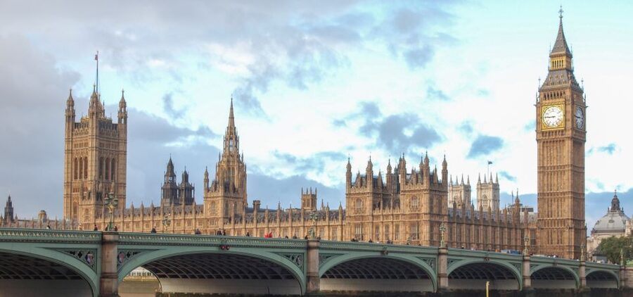 London: App-Based Walking Tour with 30 Stops - A four-hour route through London’s big landmarks