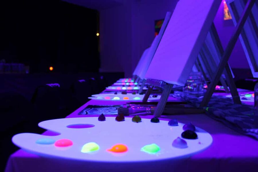 London: Bottomless Sip & Paint in the Dark - Accessibility and practical planning