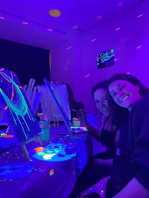 London: Bottomless Sip & Paint in the Dark - The instructor keeps beginners moving