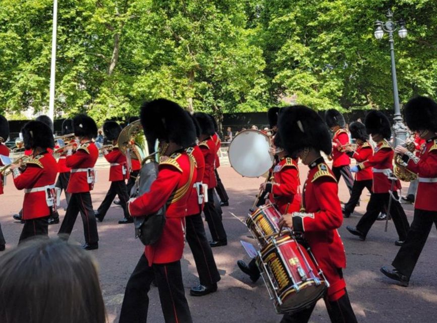 London: Buckingham, Big Ben & Westminster Abbey Tour - Watching the guards at Buckingham Palace