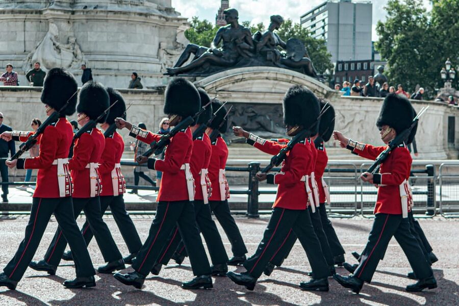 London: Buckingham Palace and Changing of the Guards Tour - Meeting by the Goddess Diana statue