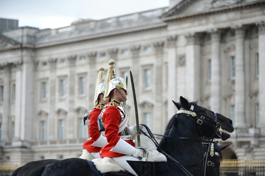 London: Buckingham Palace and Changing of the Guards Tour - Walking toward the royal residence