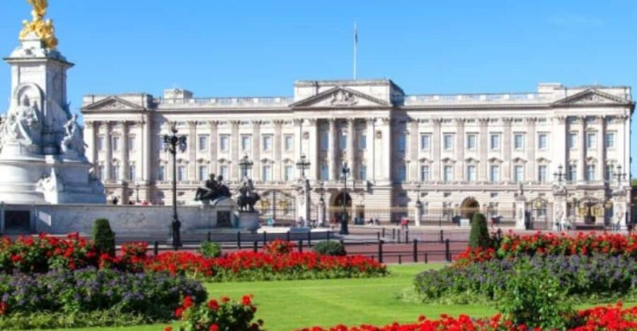 London: Buckingham Palace and Royal London Walking Tour - A two-hour walk through royal London