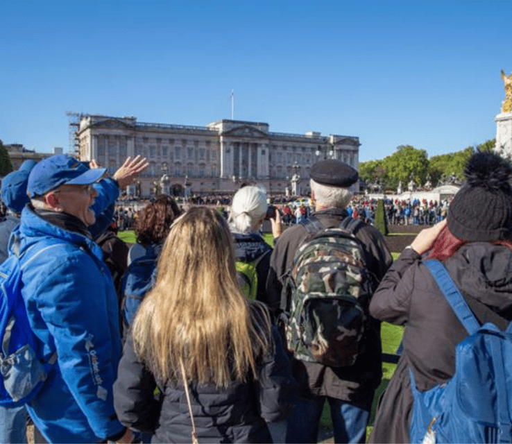 London: Buckingham Palace and Royal London Walking Tour - Walking through the palace garden