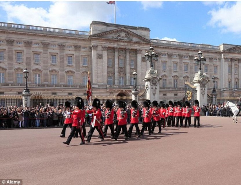 London: Buckingham Palace & Big Ben & Abbey Private Tour - Trafalgar Square and the walk through central London