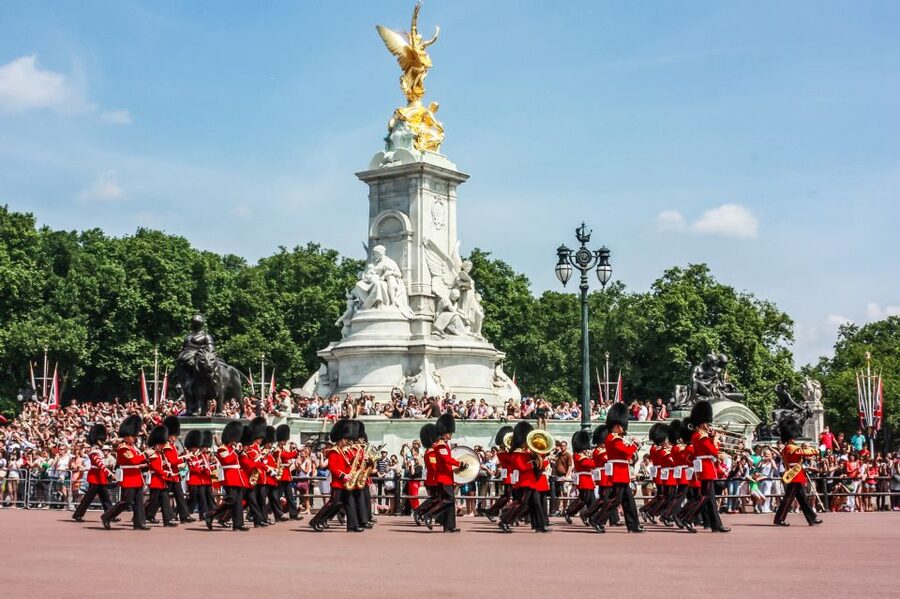 London: Buckingham Palace Entry & Changing of the Guard Tour - Why combine the guards with Buckingham Palace?