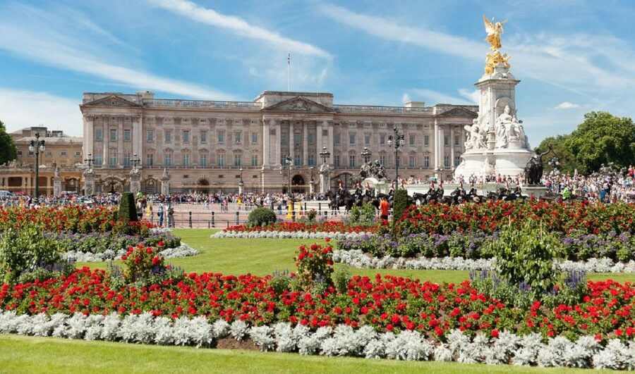 London: Buckingham Palace Entry Ticket & Royal Walking Tour - St. James’s Palace and Clarence House from the outside