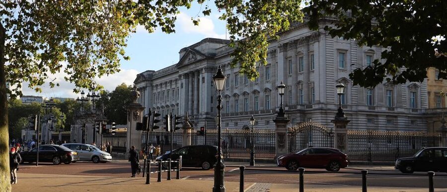 London: Buckingham Palace Walk & Tea at Kensington Palace - Riding a red bus to Kensington Gardens