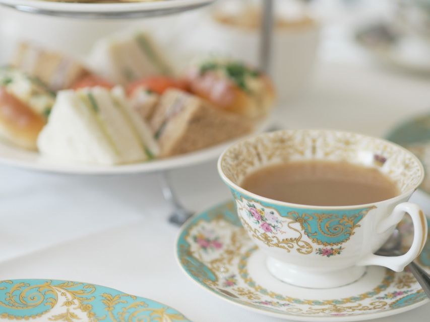 London: Buckingham Palace Walk & Tea at Kensington Palace - What the guide adds to the experience