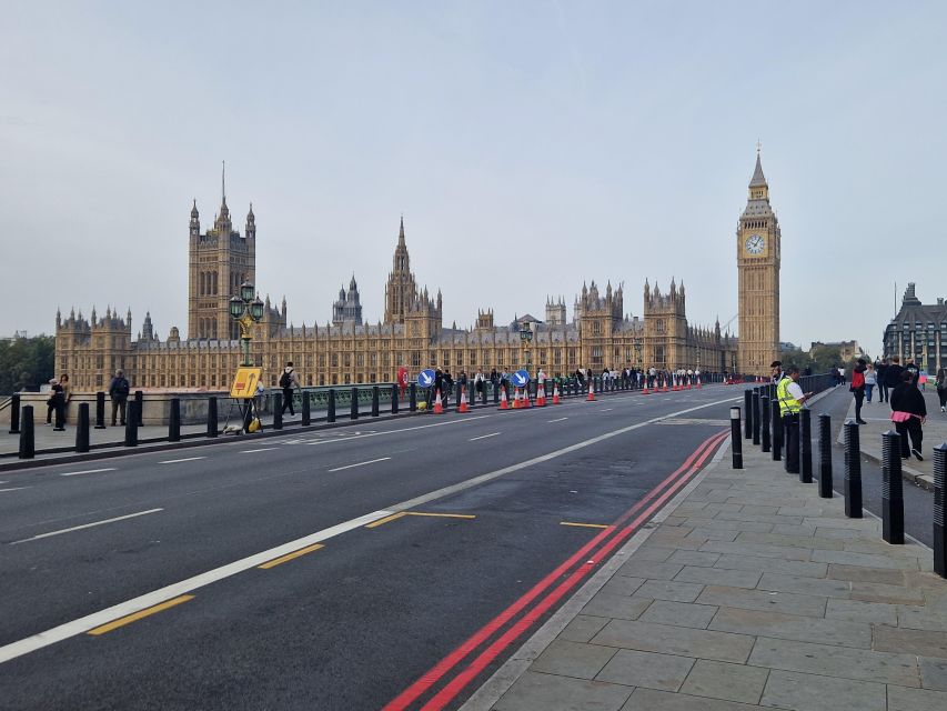 London by taxi: Highlights Tour in a real London Black Cab. - Tower Bridge, the Tower, and HMS Belfast