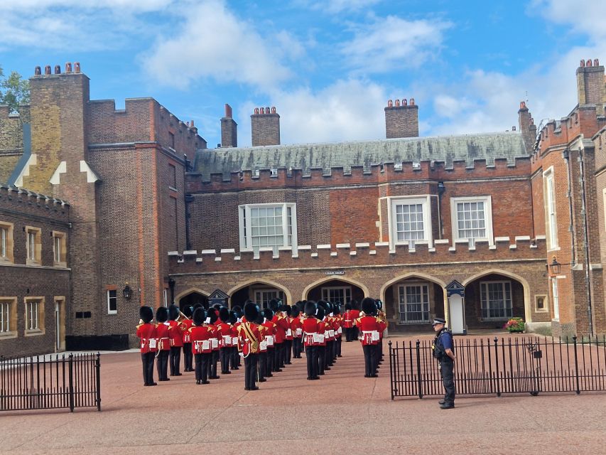 London by taxi: Highlights Tour in a real London Black Cab. - Changing of the Guard and the limits of the schedule