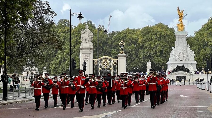 London: Changing of the Guard and Royal Palaces Walking Tour - The Mall and St. James’s Park