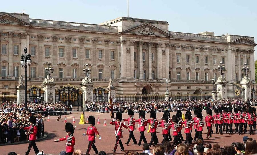London: Changing of the Guard and Royal Palaces Walking Tour - What the private group format is worth