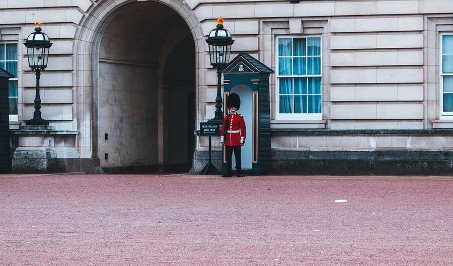 London: Changing of the Guard Experience and Landmarks Tour - A Green Park Start Near the Diana Fountain