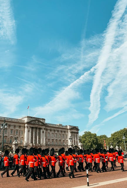 London: Changing of the Guard Experience and Landmarks Tour - Watching the Horse Guards Ceremony