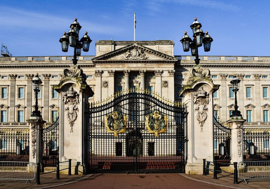 London: Changing of the Guard Experience and Landmarks Tour - Guide Style and Group Size