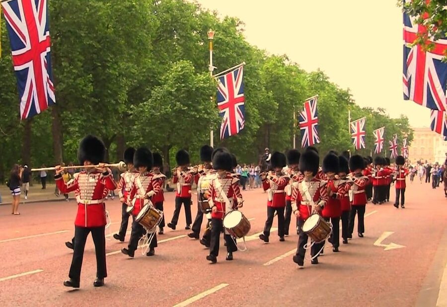 London: Changing of the Guard Guided Tour Experience - Why the viewing plan matters at Buckingham Palace