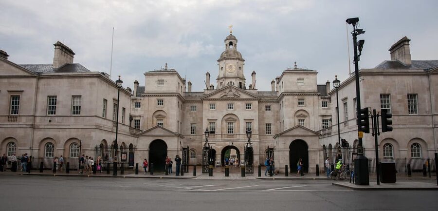 London: Changing of the Guard Guided Tour Experience - Lancaster House, Buckingham House, and the palace view